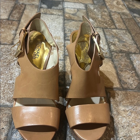 MICHAEL Michael Kors Tan Wooden Platform Wedge Gold Buckle 7.5 - Picture 6 of 11